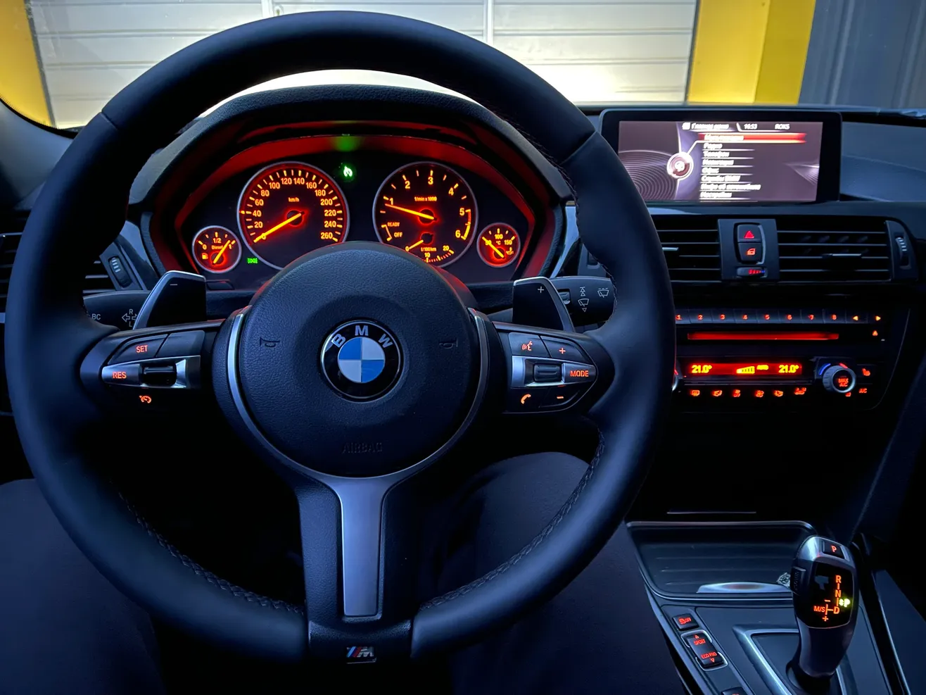 M-кермо з пелюстками BMW у BIMFIX